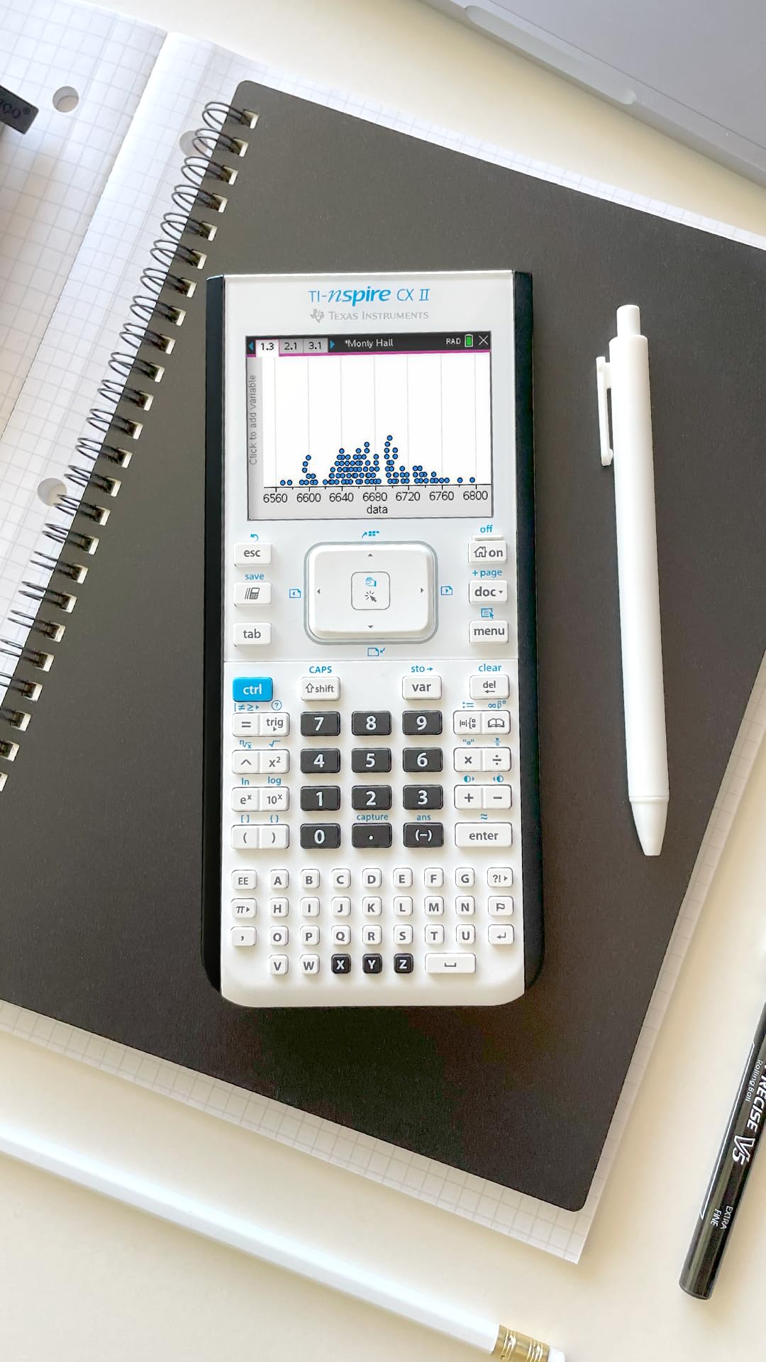 Texas Instruments comparación de tamaño con una libreta para referencia