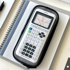 Texas Instruments TI-84 Evo en uso en clase mostrando resolución rápida y flujo de trabajo