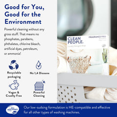 The Clean People hoja dentro de una lavadora ilustrando compatibilidad HE y limpieza