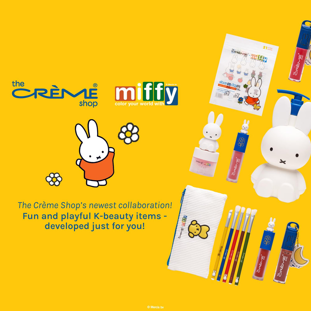 The Crème Shop neceser Miffy junto a un pasaporte para comparar tamaño