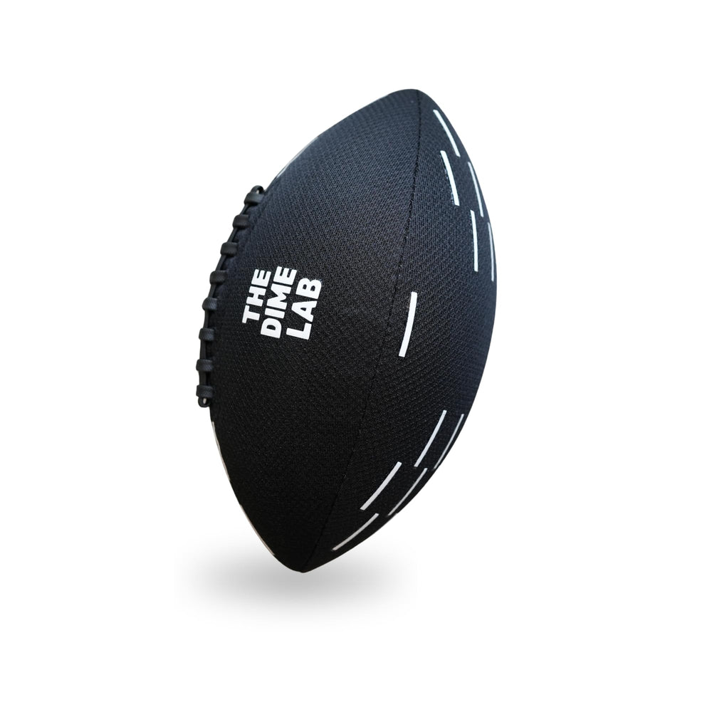 The Dime Lab balón frontal negro mostrando forma auténtica y agarre mejorado