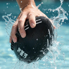The Dime Lab balón en uso en piscina lanzándose con trayectoria estable