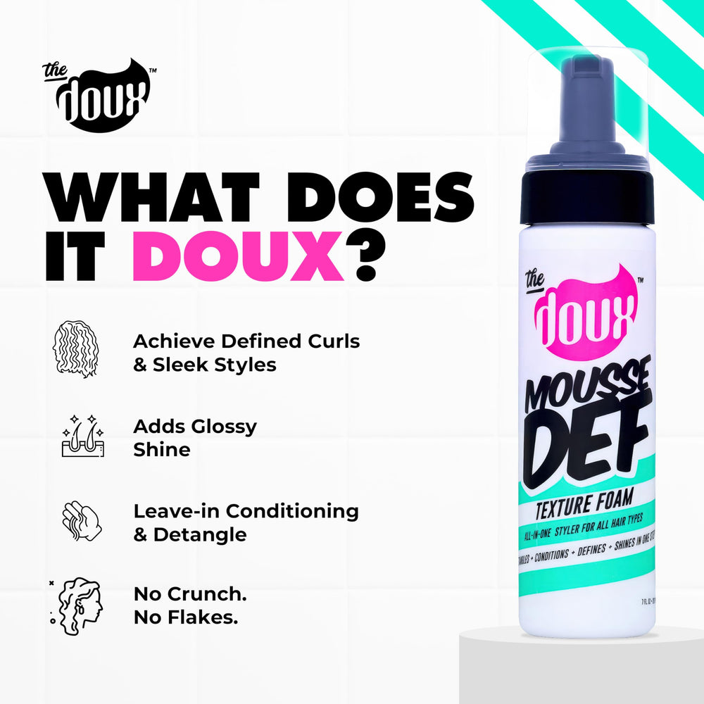 The Doux aplicando mousse con los dedos para peinar y definir rizos