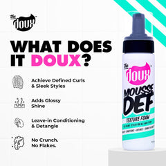 The Doux aplicando mousse con los dedos para peinar y definir rizos
