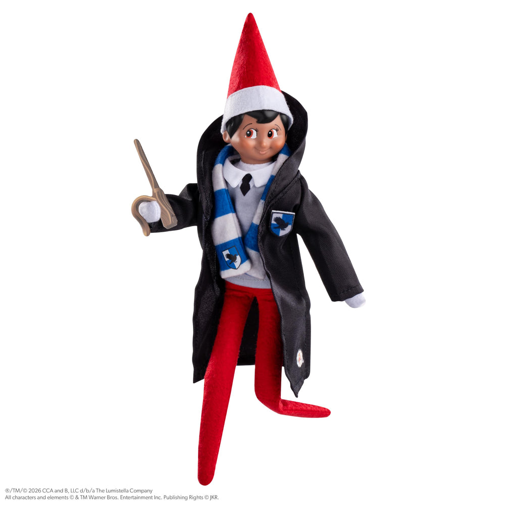 The Elf on the Shelf escudos de casa en primer plano, añade identidad a cada elfo