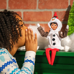 The Elf on the Shelf sudadera Olaf puesta en Scout Elf crea escenas emotivas