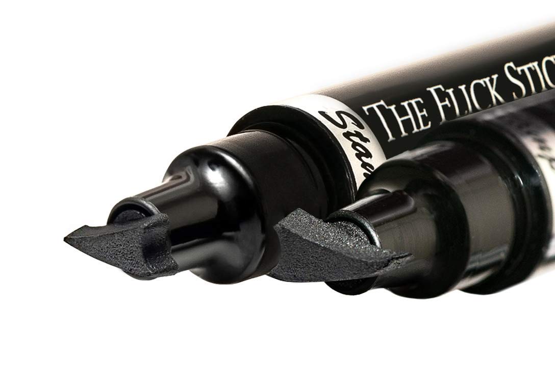 The Flick Stick persona aplicando sello en rutina diaria, ahorro de tiempo