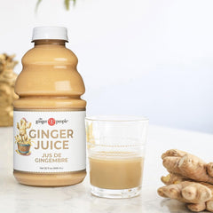 The Ginger People botella junto a un vaso para comparar tamaño y porciones