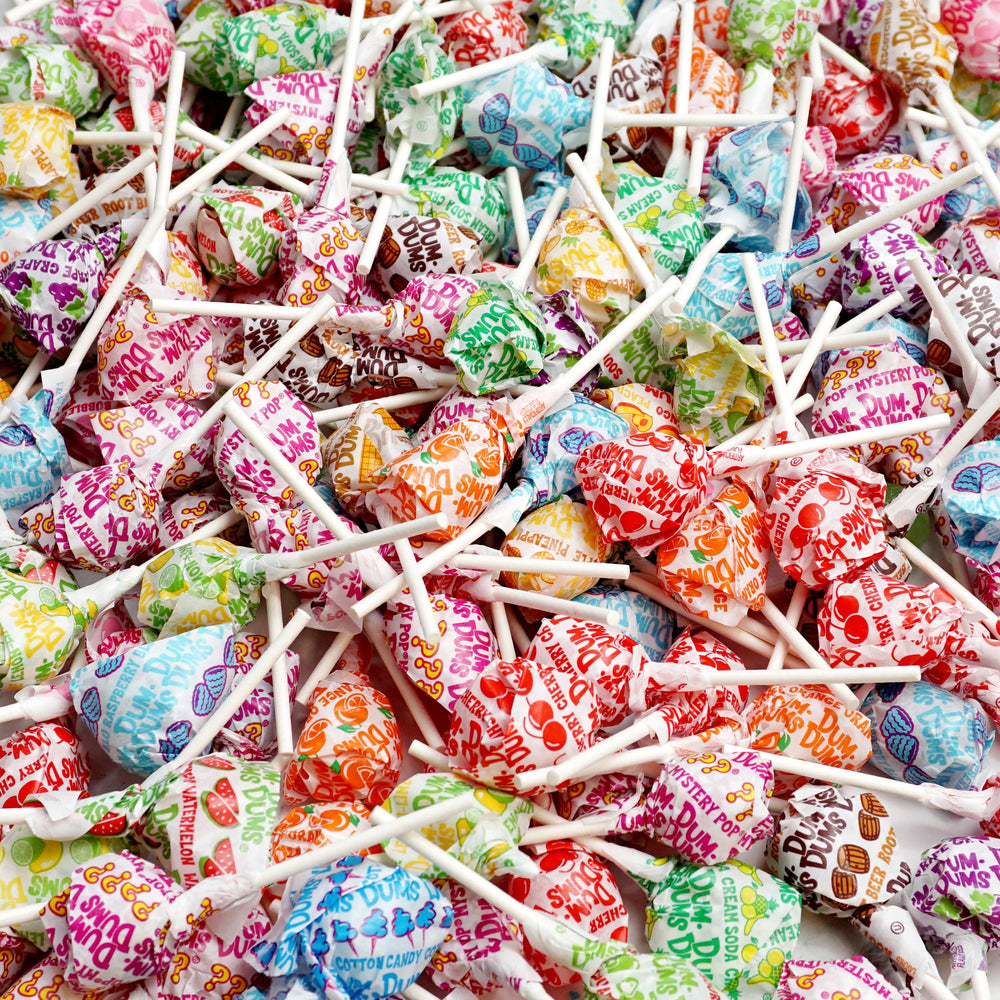 The Hampton Popcorn Company paletas DUM DUMS en mesa de fiesta listas para repartir