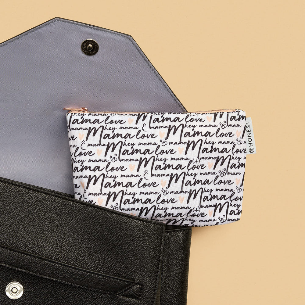 The Honest Company productos mostrados en mano para ver escala y portabilidad