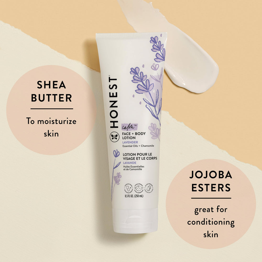 The Honest Company loción en mano durante aplicación para piel más suave