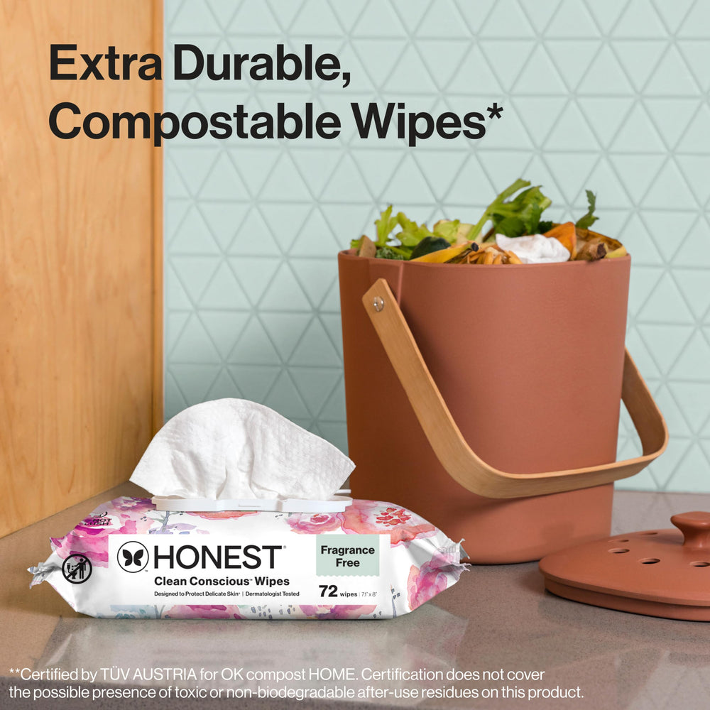 The Honest Company toallita junto a mano para escala, tamaño familiar práctico