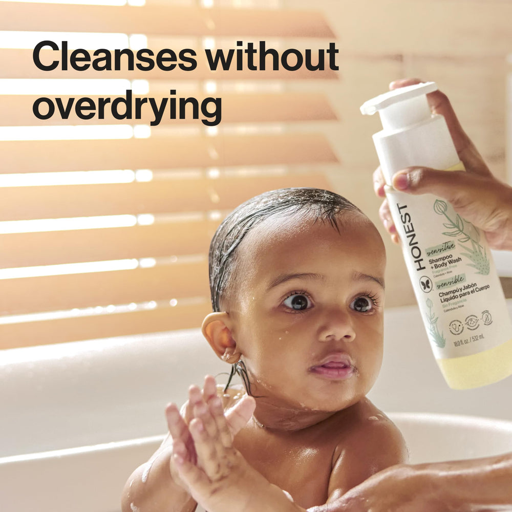 The Honest Company producto en uso durante baño de bebé para lavado sin lágrimas