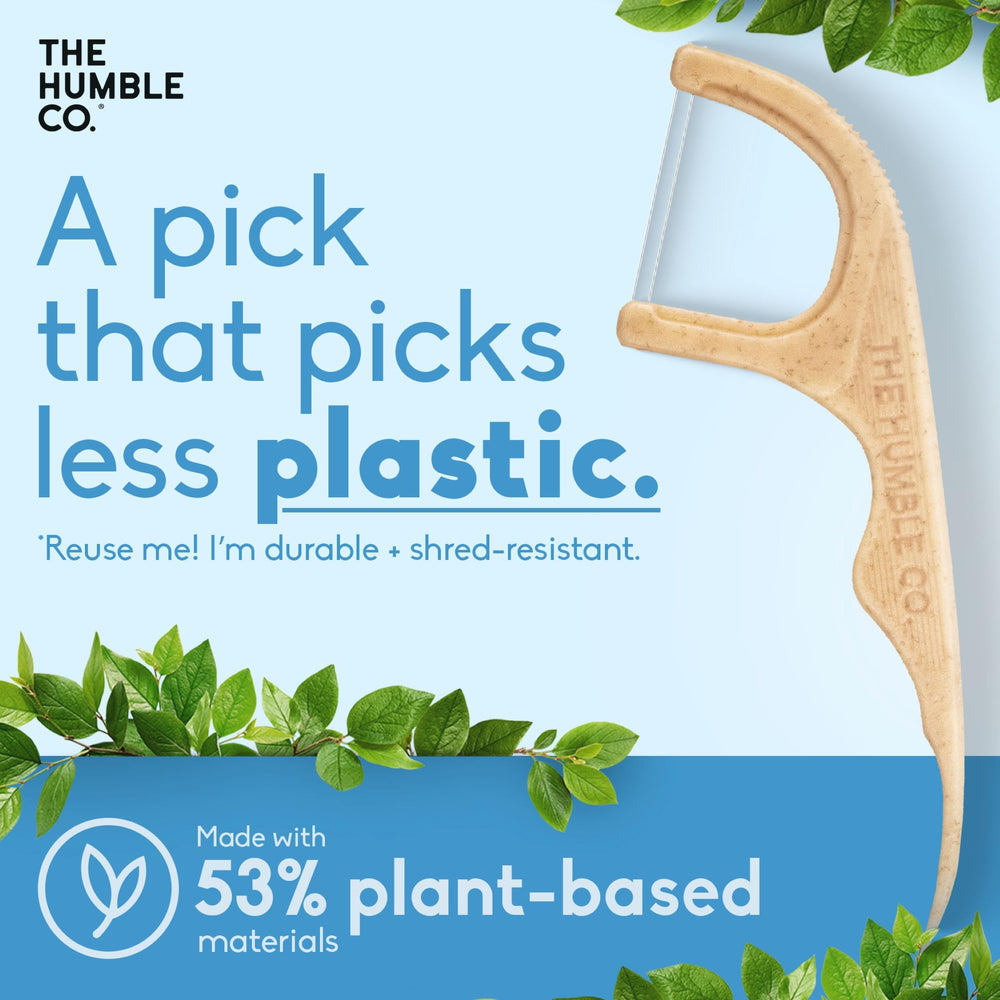 The Humble Co. floss pick en uso entre dientes para eliminar restos fácilmente