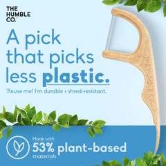 The Humble Co. floss pick en uso entre dientes para eliminar restos fácilmente