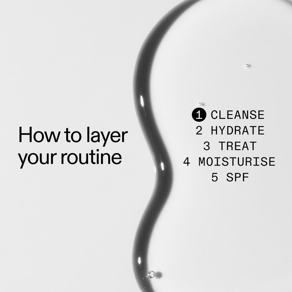 The INKEY List limpiador en uso manos que demuestra fácil aplicación diaria