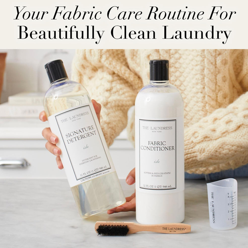 The Laundress ropa en cesto con ambientación costera transmitiendo aroma fresco