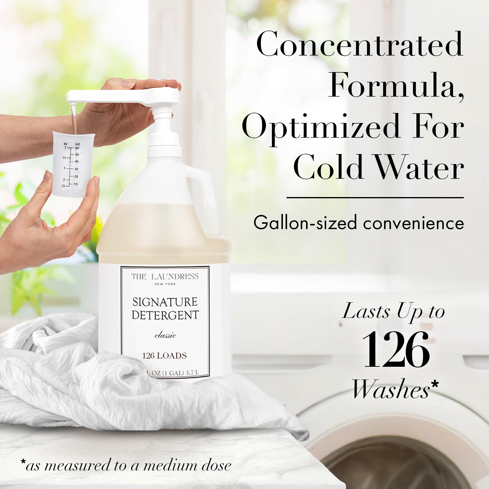 The Laundress galón junto a objetos para comparar tamaño y rendimiento para 126 lavados