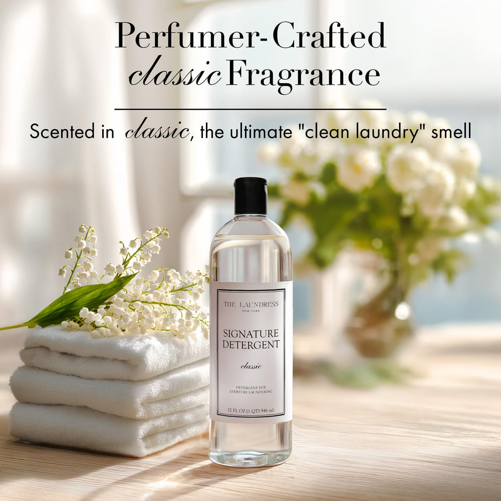 The Laundress botella junto a una mano para comparar tamaño práctico