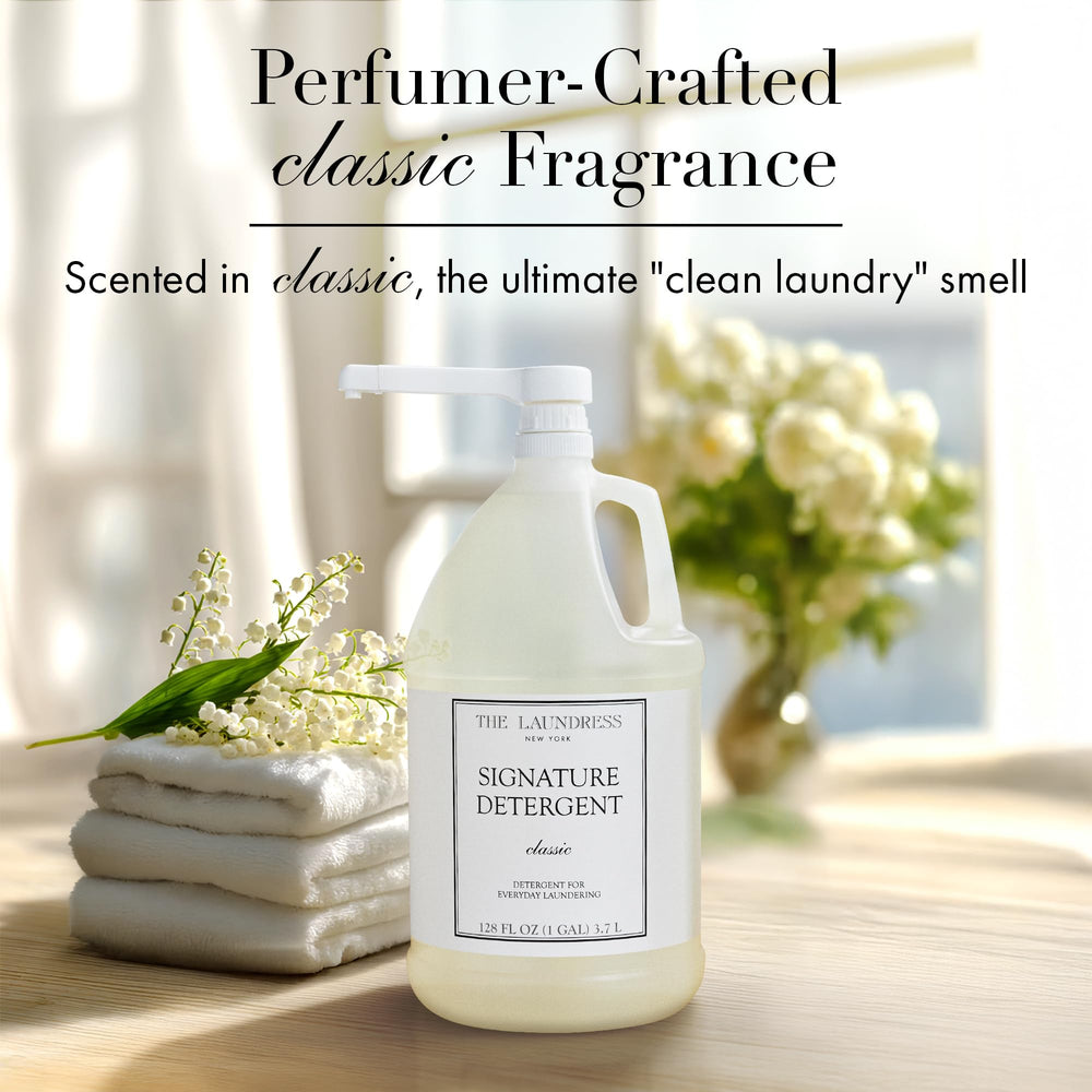 The Laundress vertiendo detergente en lavadora, demuestra compatibilidad HE y uso fácil