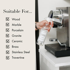 The Laundress Surface Cleaner en encimera de mármol limpiando huellas y grasa