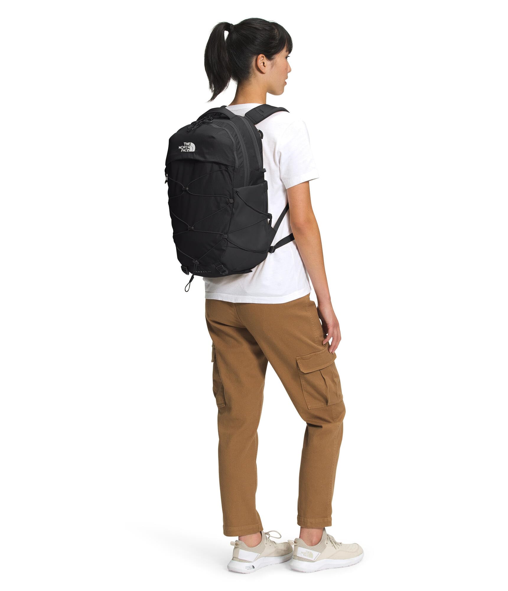 The North Face Borealis colocada sobre banco urbano mostrando uso diario