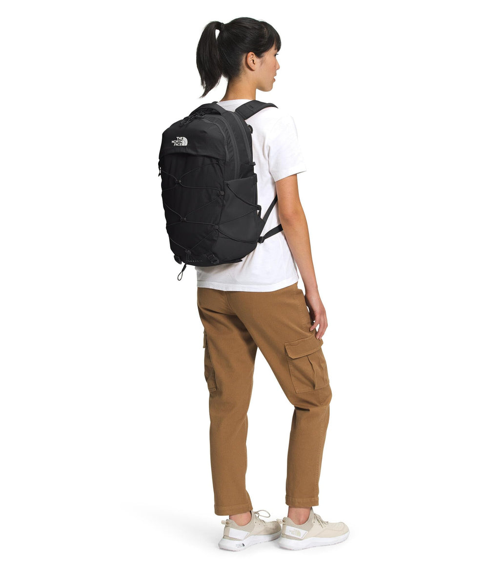 The North Face Borealis colocada sobre banco urbano mostrando uso diario