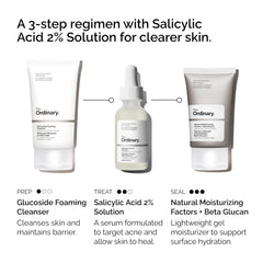 The Ordinary glucoside foaming cleanser textura en mano que muestra limpieza suave y espuma ligera