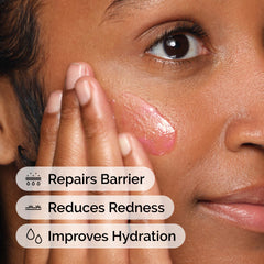 The Ordinary aplicación del sérum en rostro con mano, beneficio de alivio inmediato