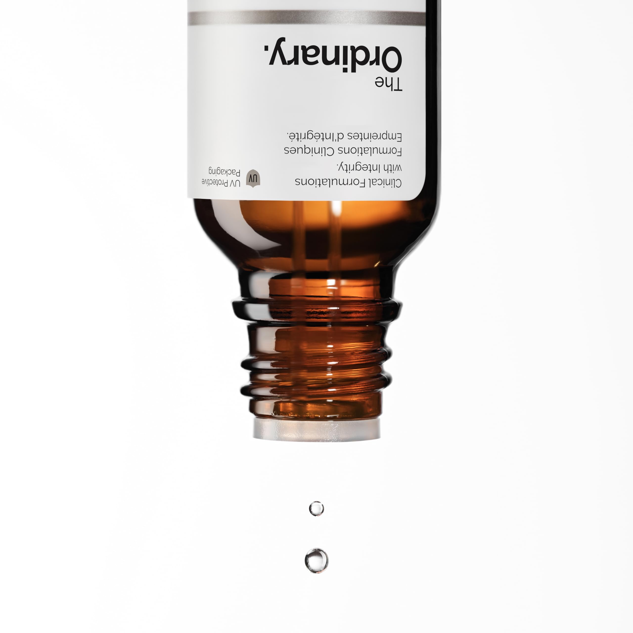 The Ordinary frasco sobre tocador en baño, sugiere uso cotidiano y orden