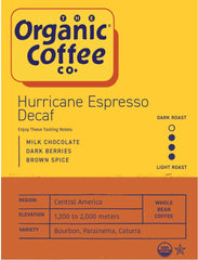 Granos enteros Hurricane Espresso Decaf en primer plano destacando tueste oscuro y textura