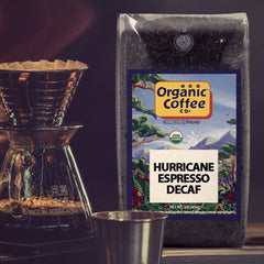 Bolsa de 2 lb Hurricane Espresso Decaf junto a una regla para mostrar tamaño y ahorro