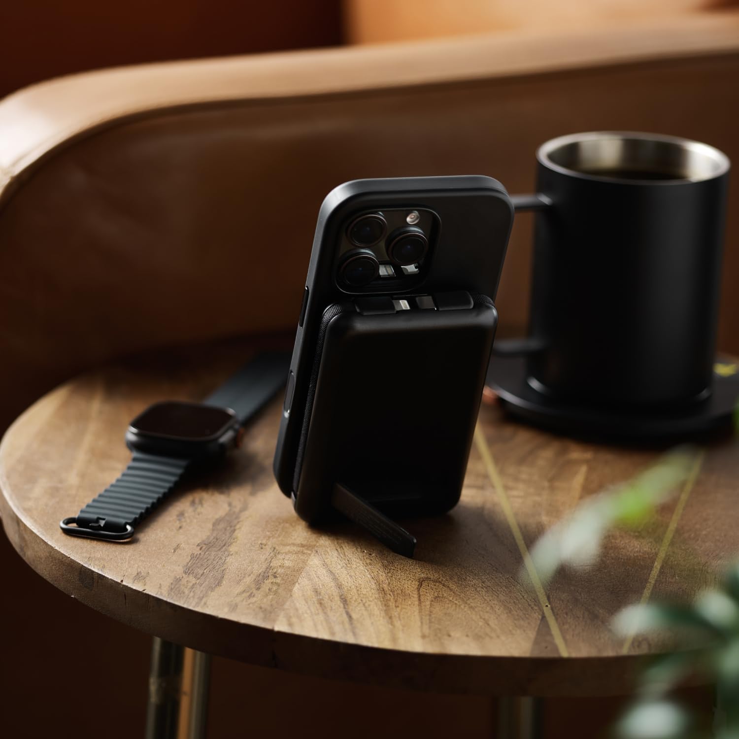 The Ridge junto a un smartphone para comparar tamaño y capacidad práctica
