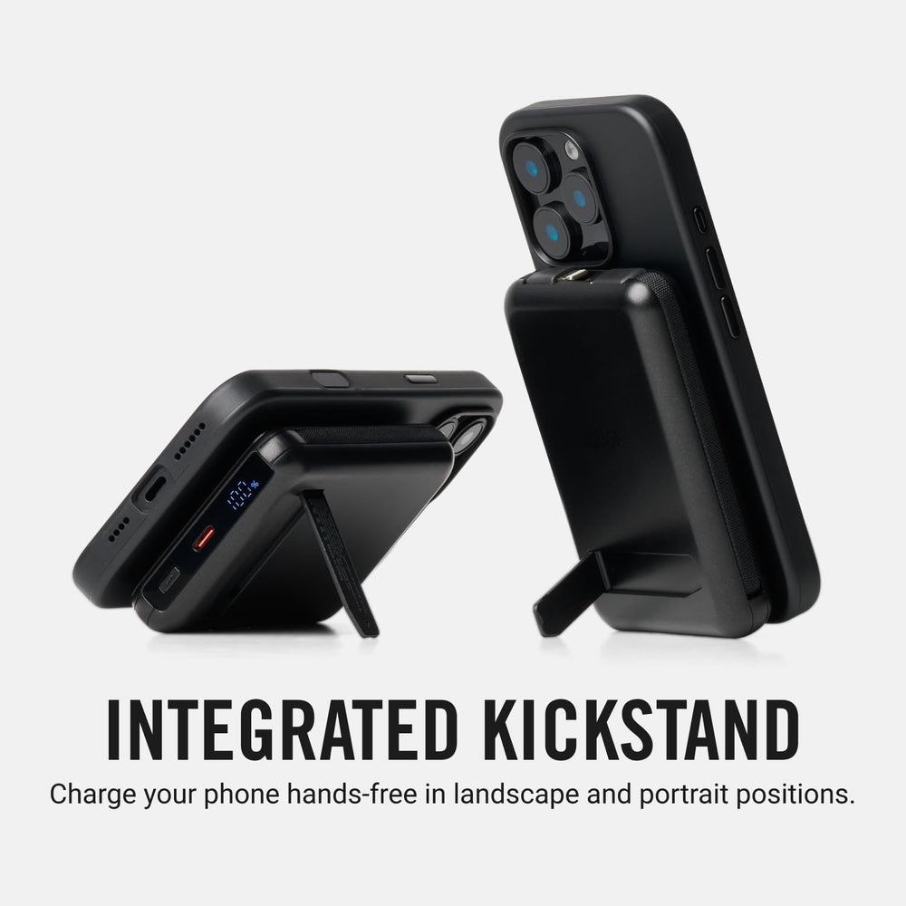 The Ridge kickstand en uso sosteniendo teléfono para visualización manos libres