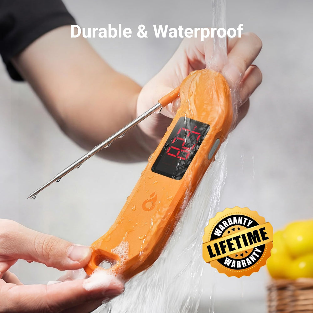 ThermoMaven siendo enjuagado bajo agua para ilustrar fácil limpieza y durabilidad
