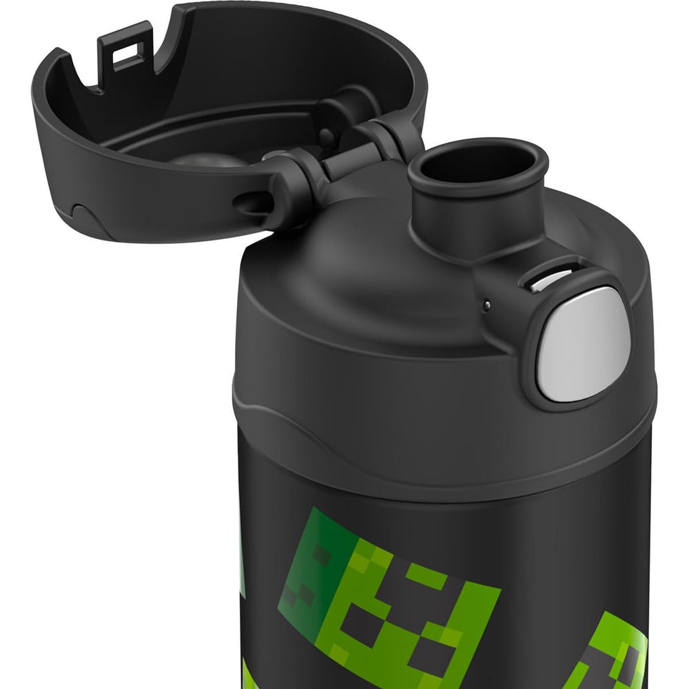 THERMOS FUNtainer junto a una mano infantil mostrando tamaño cómodo