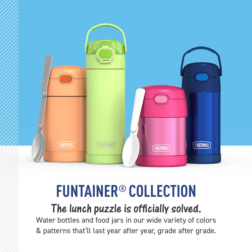 THERMOS FUNtainer al lado de un portavasos demostrando su tamaño práctico