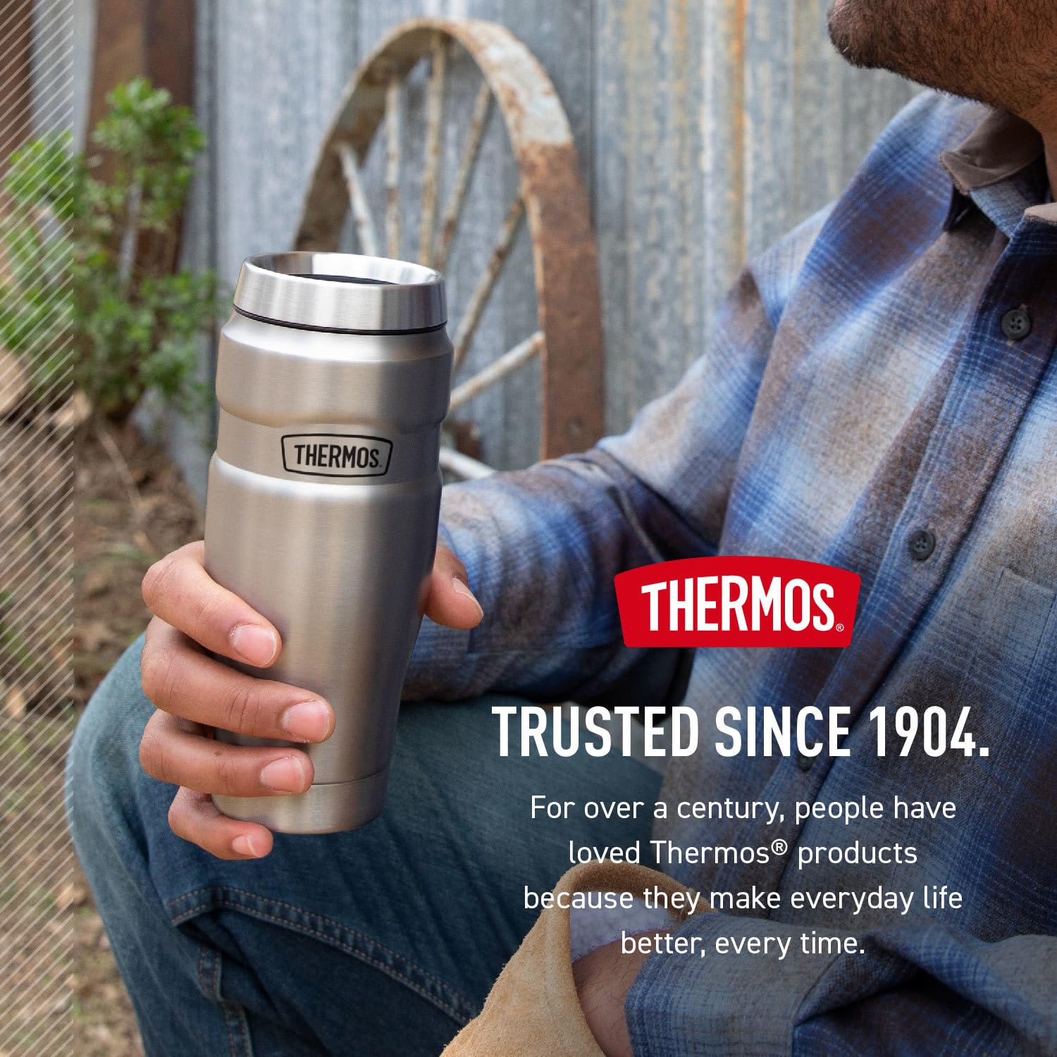 THERMOS en mochila durante excursión mostrando utilidad en exteriores