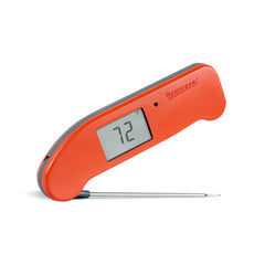 ThermoWorks Thermapen ONE frente en Cayenne Pepper Red mostrando diseño legible y beneficio de lectura rápida