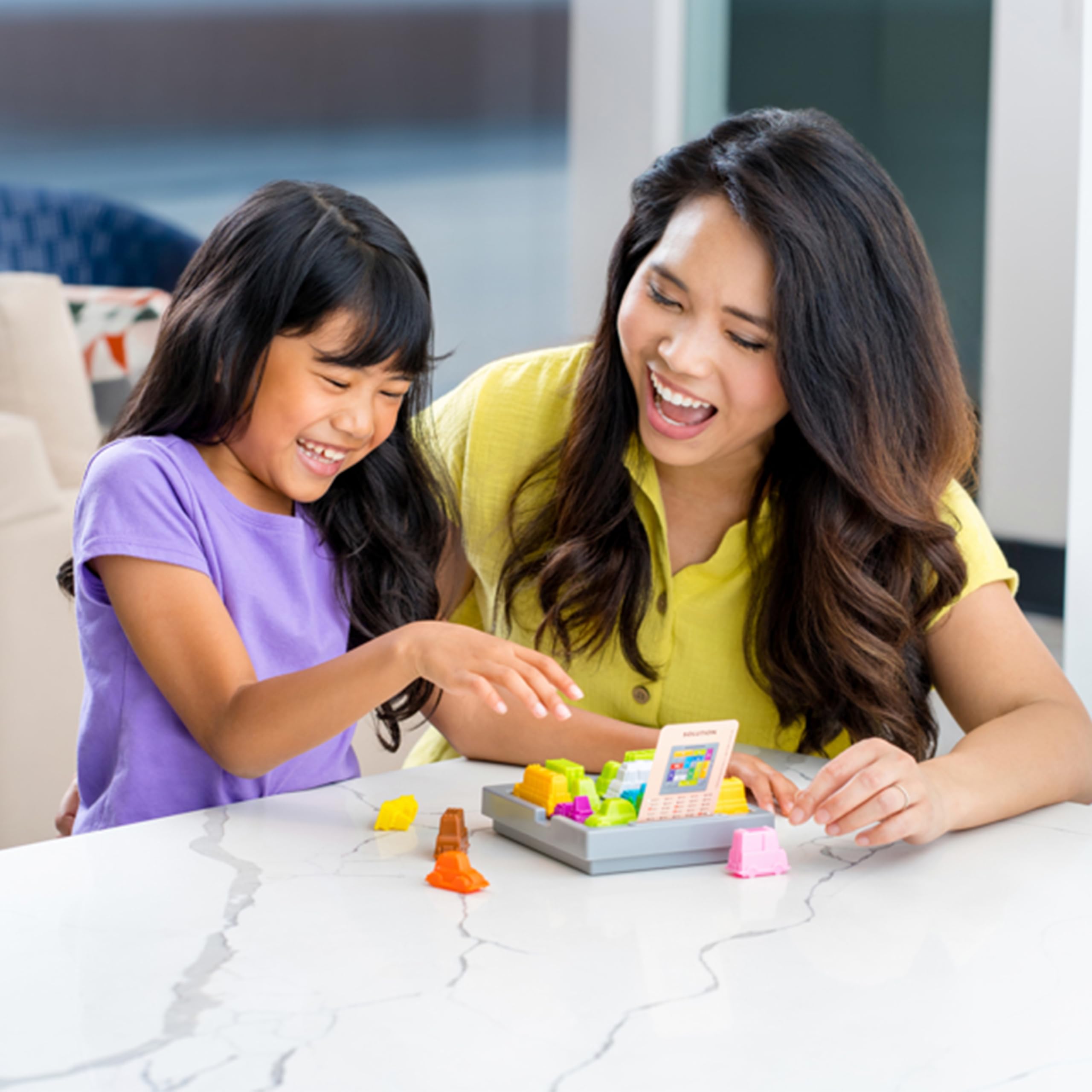 ThinkFun familia jugando en mesa, actividad sin pantallas que une generaciones