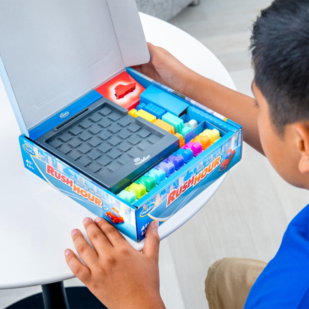 ThinkFun comparación de tamaño con manos para mostrar portabilidad y escala