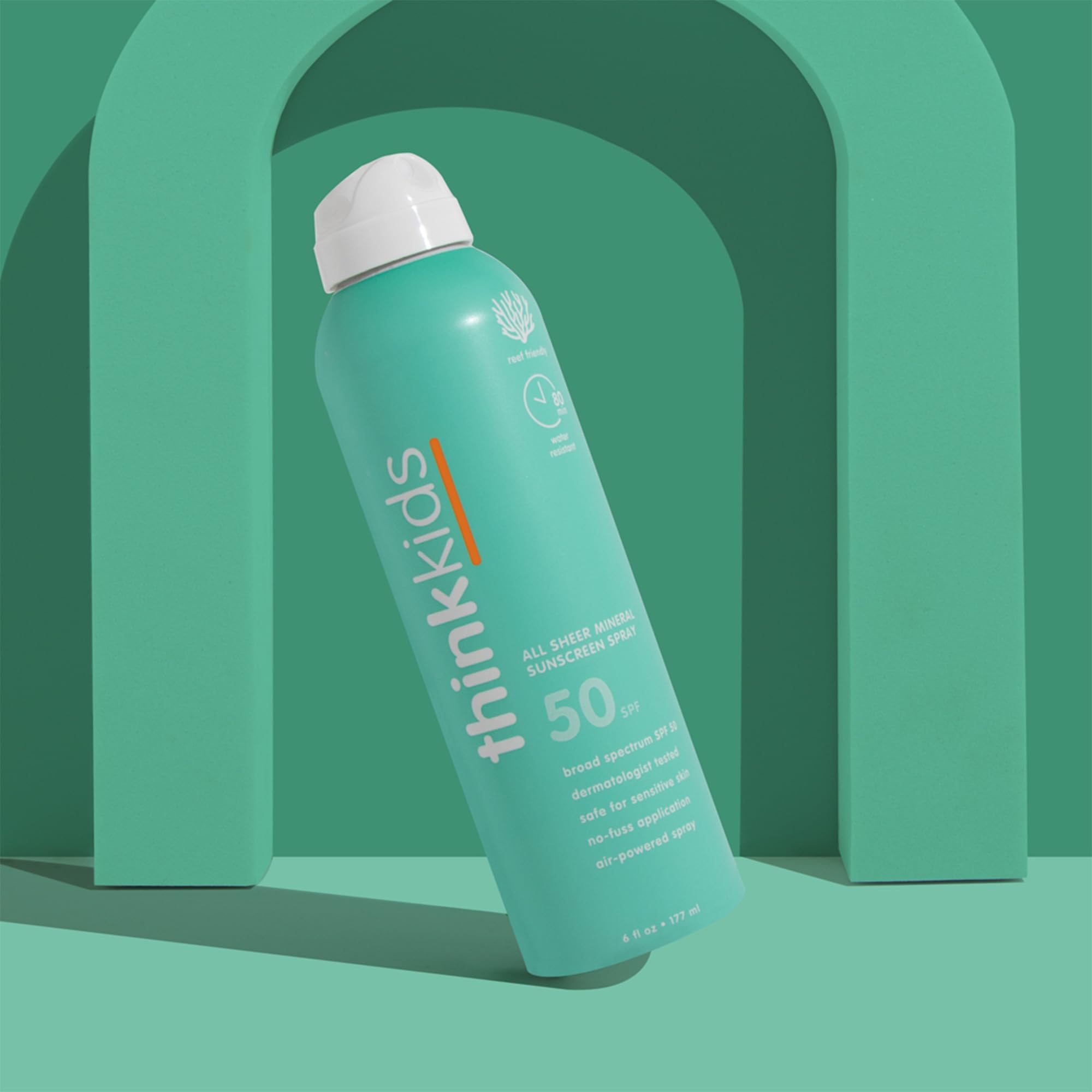 Thinkkids spray aplicado a niña jugando, protección fácil y rápida