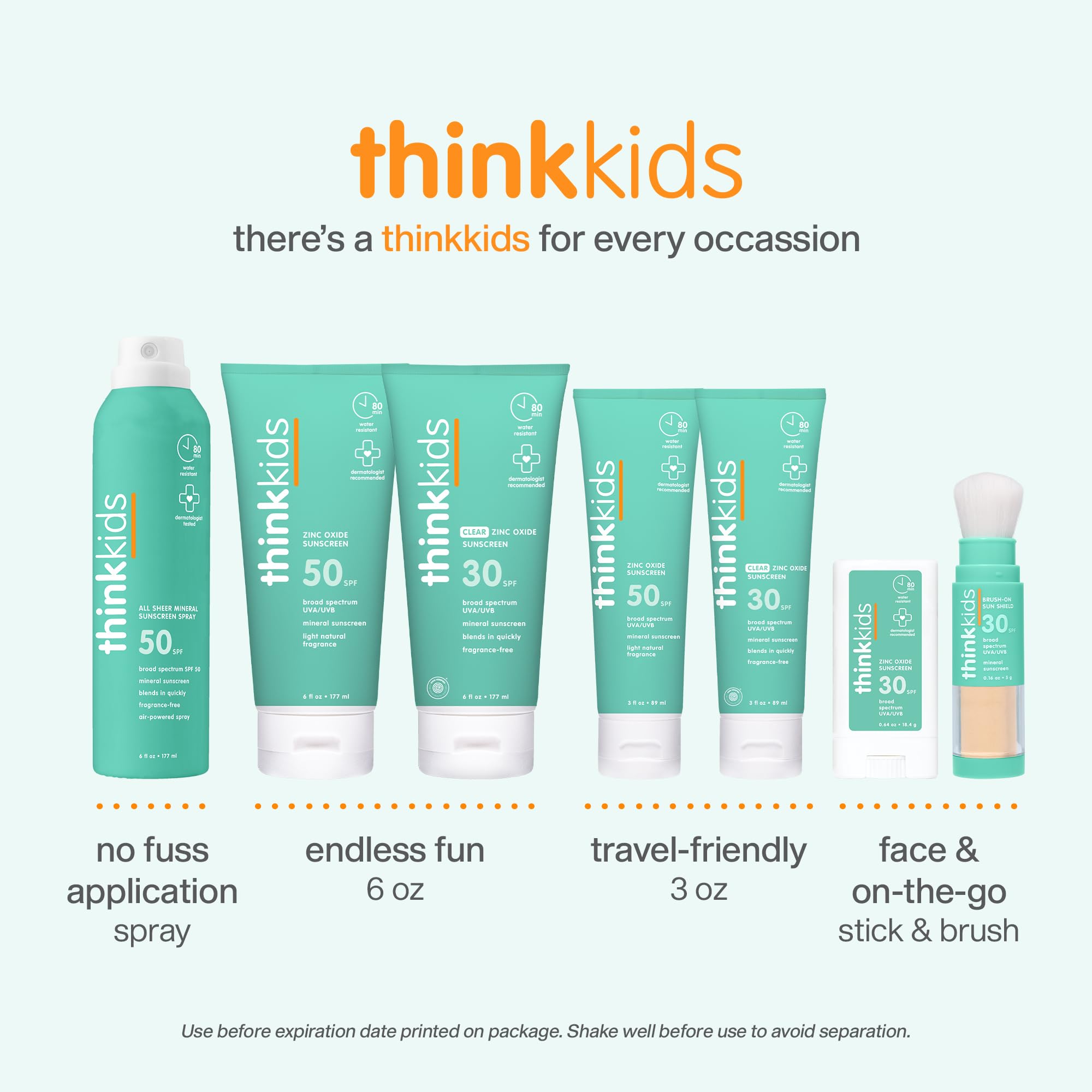 Thinkkids familia en la playa usando el spray, protección resistente al agua