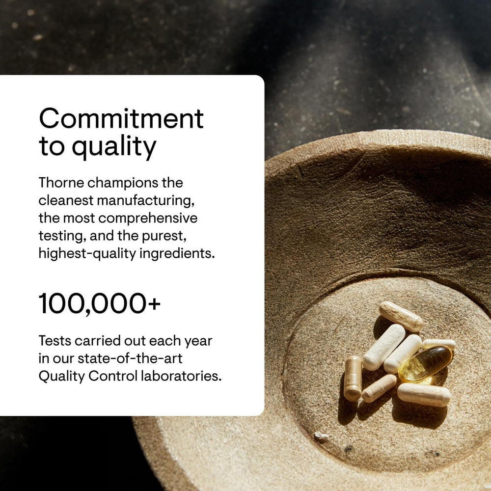 THORNE cápsula en mano para comparar tamaño y facilitar la dosificación