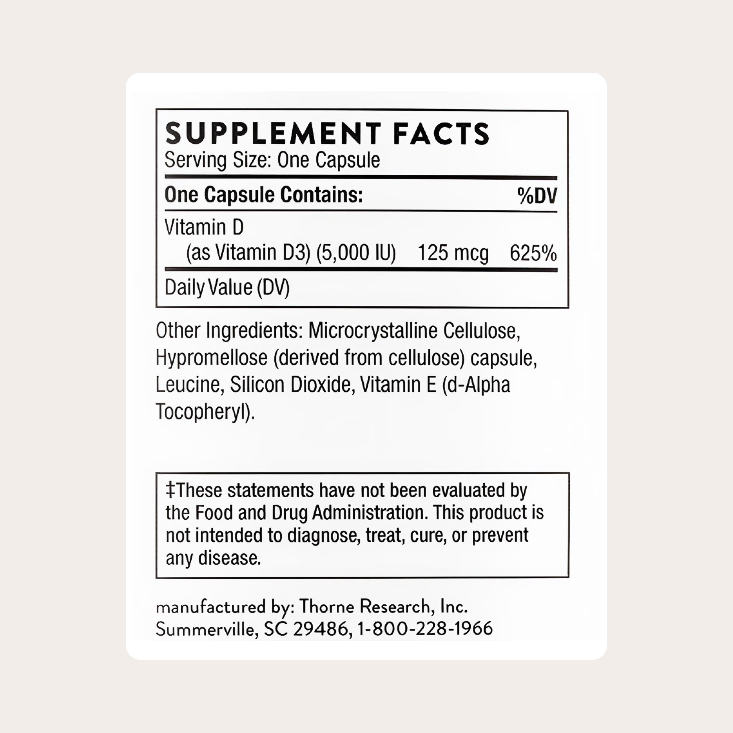 Detalle de etiqueta THORNE Vitamin D-5,000 y tapa, información clara para el consumidor