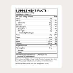 Textura del polvo THORNE Whey Protein Isolate en primer plano, fácil de disolver y mezclar