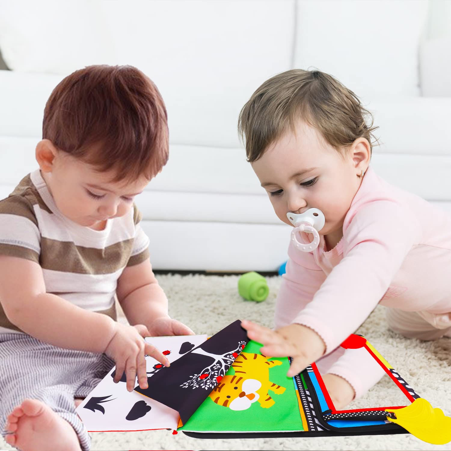 Thremhoo ambiente de habitación con bebé jugando y padres interactuando