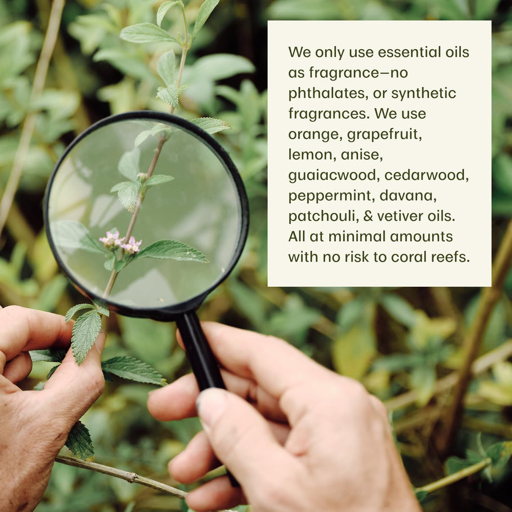 Detalle de envase reciclado Thrive Natural Care mostrando compromiso ecológico