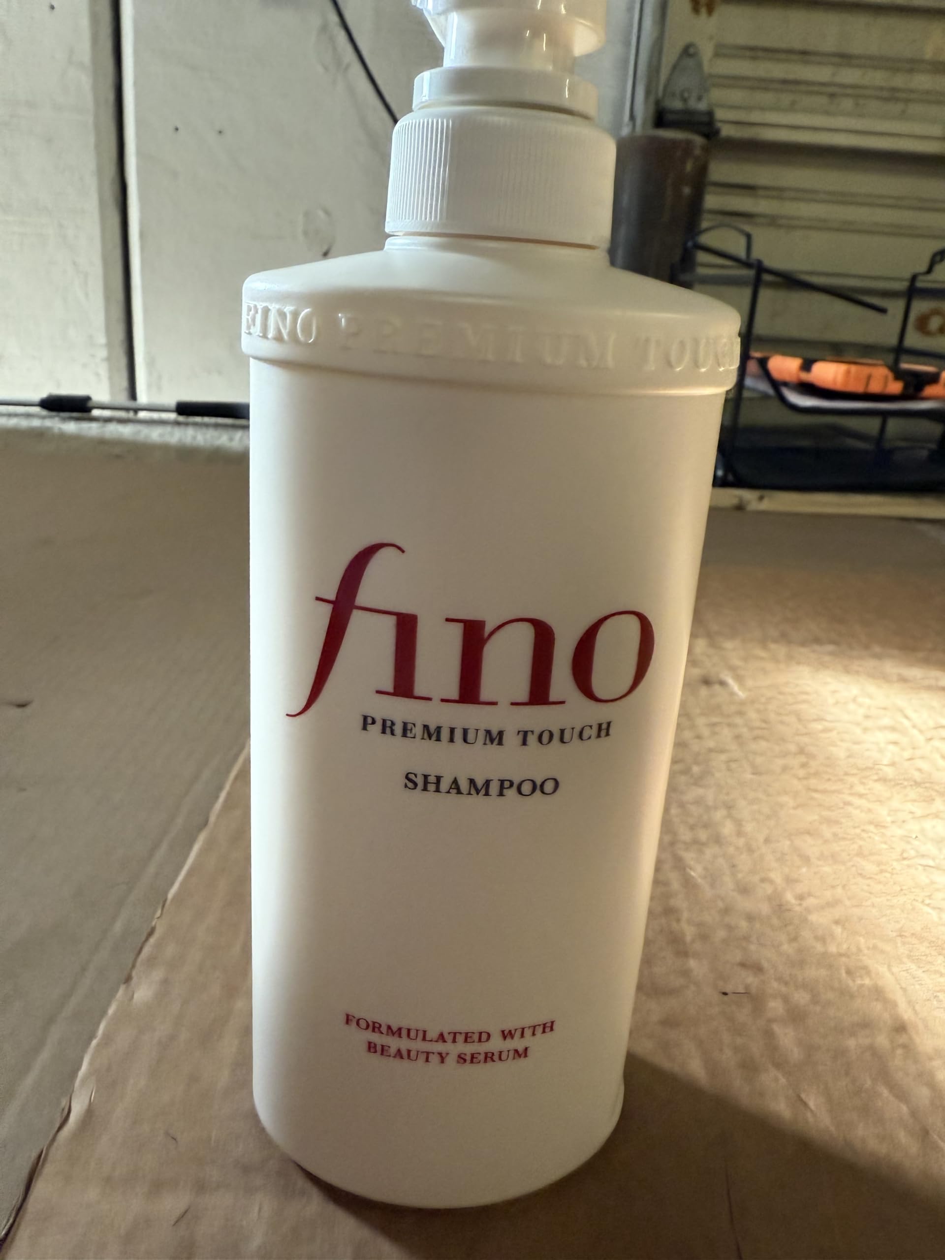Thunder Tech shampoo en mano comparando el tamaño real del envase