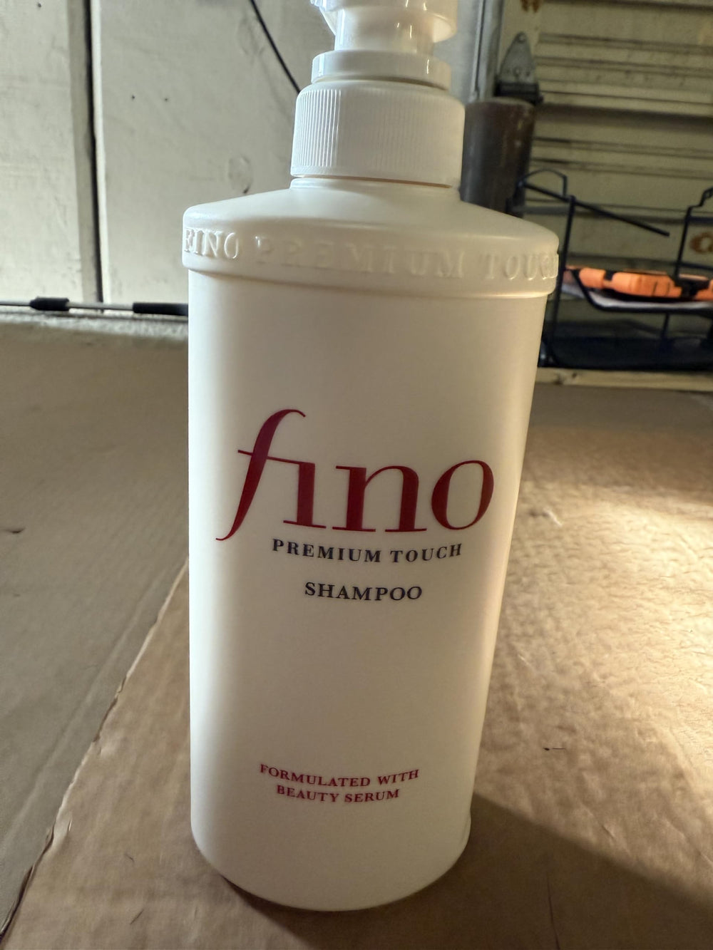 Thunder Tech shampoo en mano comparando el tamaño real del envase
